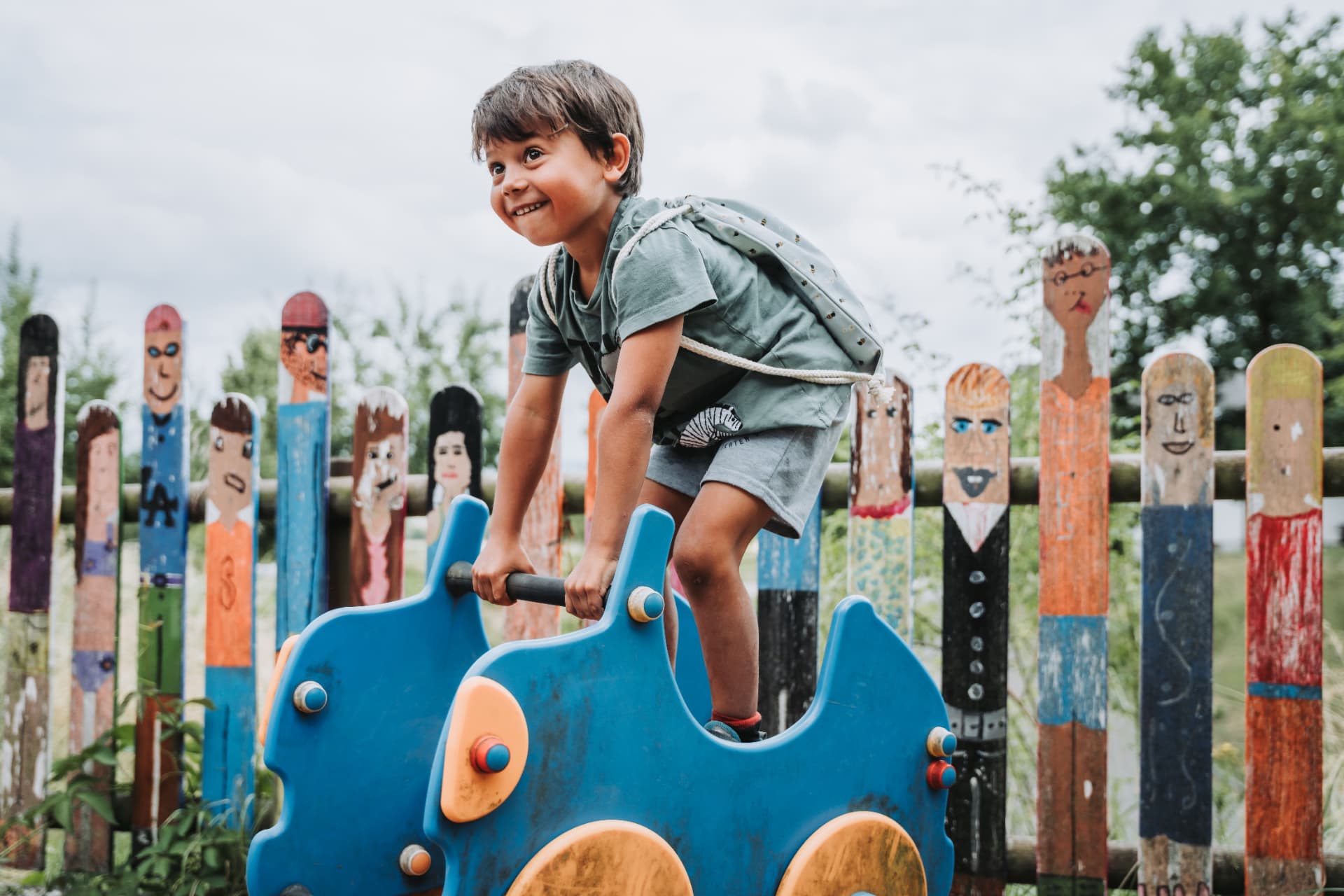 Kind spielt fröhlich auf einem Spielplatz